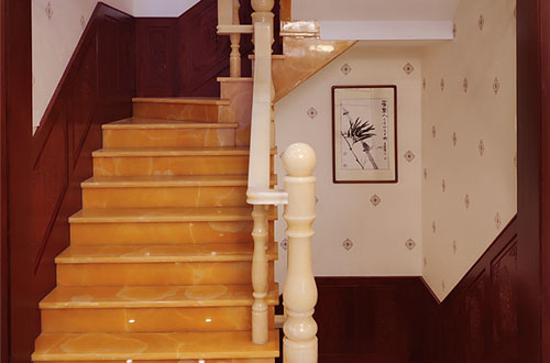 红桥中式别墅室内汉白玉石楼梯的定制安装装饰效果